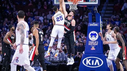 El tapón de Nurkic a Simmons. Foto: Instagram (@bosnianbeast27)