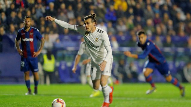 Bale lanzando un penalti al Levante