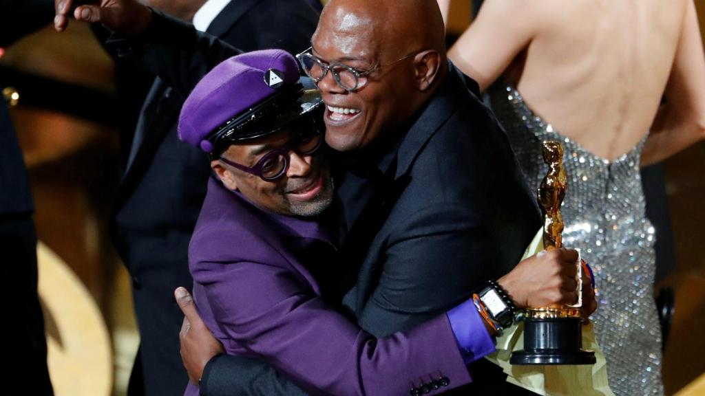 Spike Lee abraza a Samuel L. Jackson.