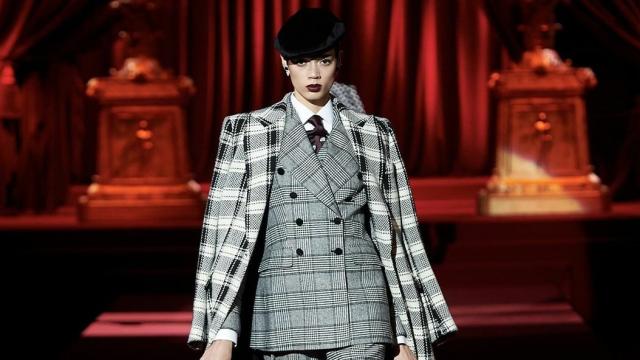 Una modelo de Dolce & Gabbana desfilando en la Semana de la Moda de Milán.