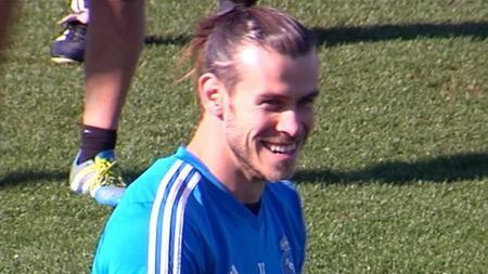 Bale, entre bromas y risas en el entrenamiento