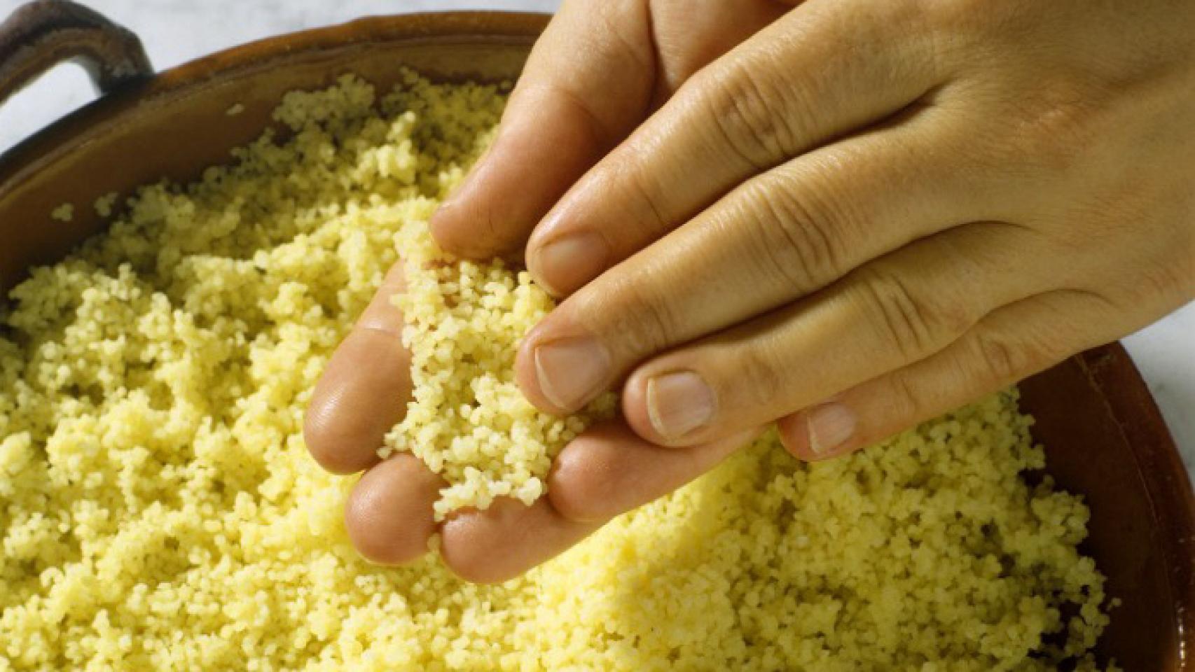 Preparando la sémola de trigo para un couscous.