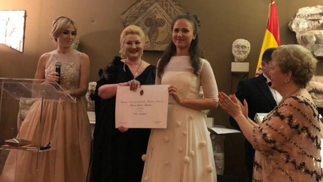 Mónica Lavino entregando el segundo premio a Lidia Sampson, joven pianista austríaca.