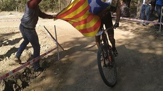 Carlos Coloma sufre un altercado con una estelada. Foto: Instagram (@jorgesotobajo)