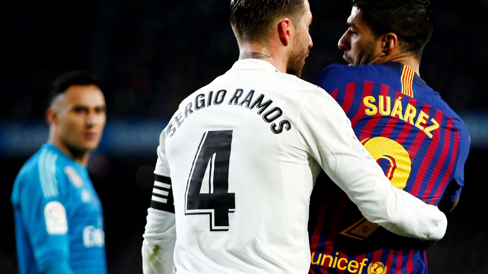 Sergio Ramos y Luis Suárez durante El Clásico