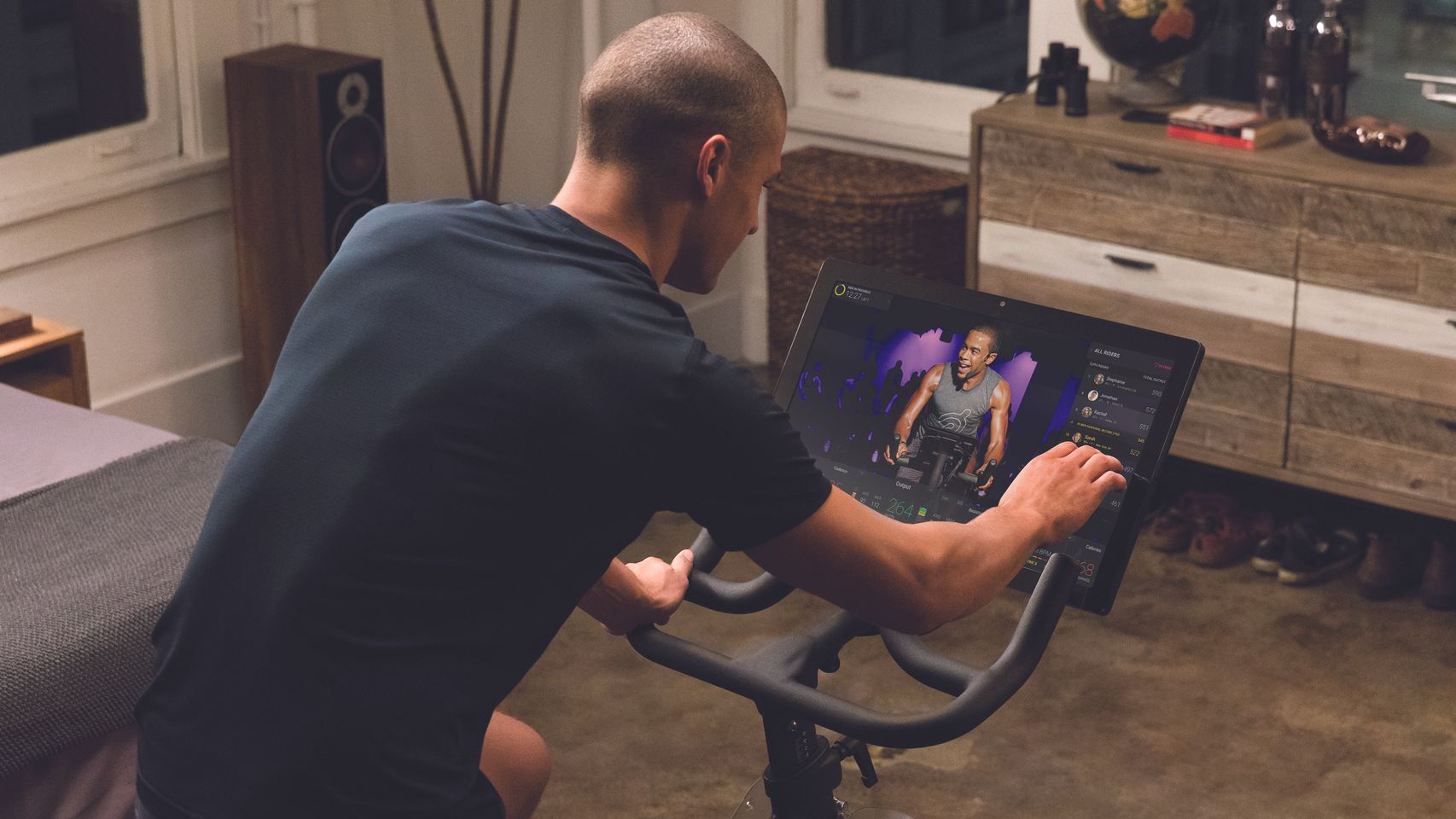 Las bicicletas de Peloton incorporan una televisión desde la que seguir clases en 'streaming'.
