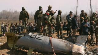 Soldados indios junto a un helicóptero de la Fuerza Aérea India estrellado en Bugdam.