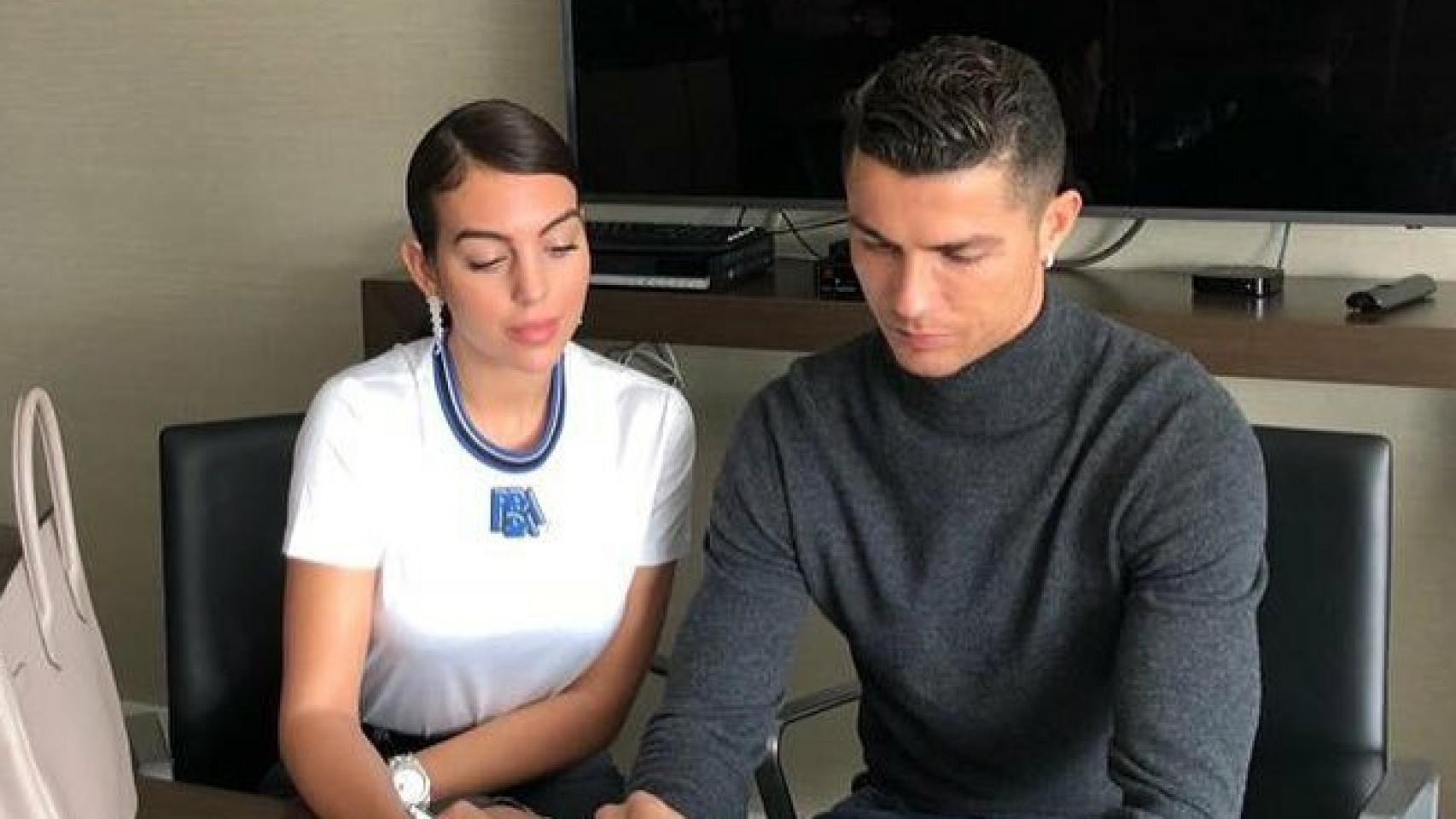 Georgina Rodríguez y Cristiano Ronaldo, en su última foto de Instagram.