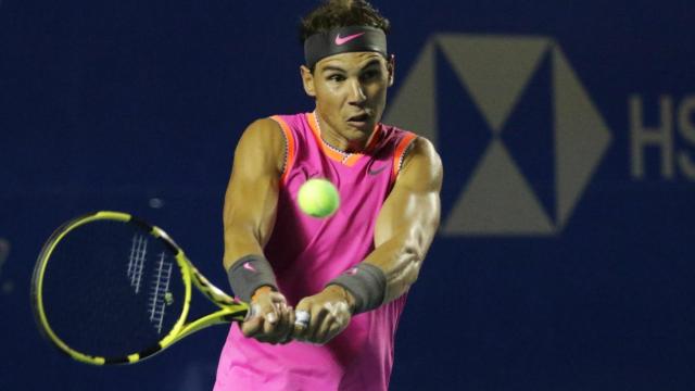 Nadal, golpeando un revés ante Zverev en Acapulco.