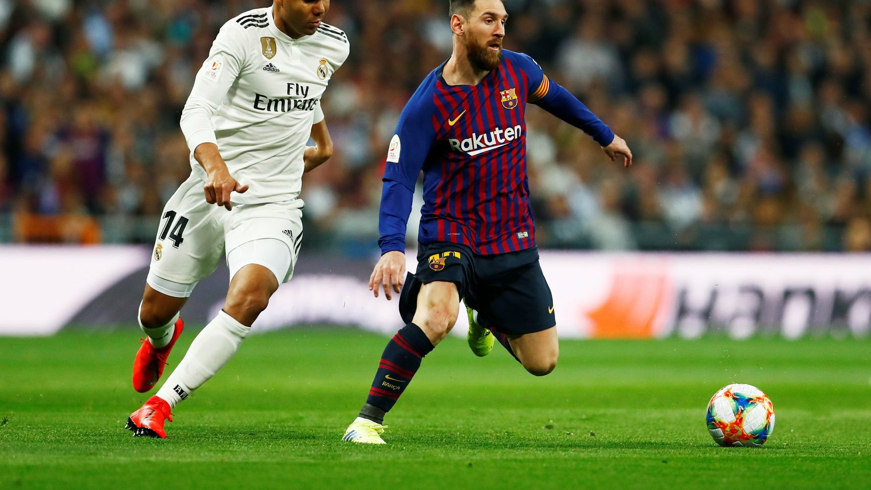 Casemiro presionando a Leo Messi