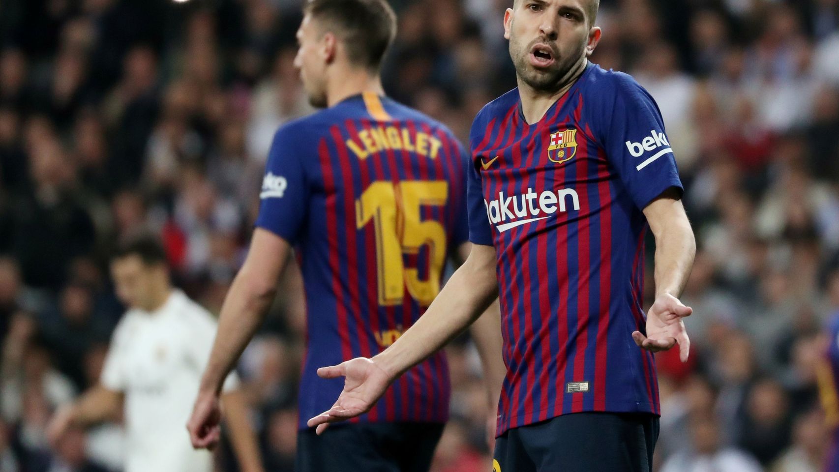 Jordi Alba protesta a Sánchez Martínez una decisión arbitral