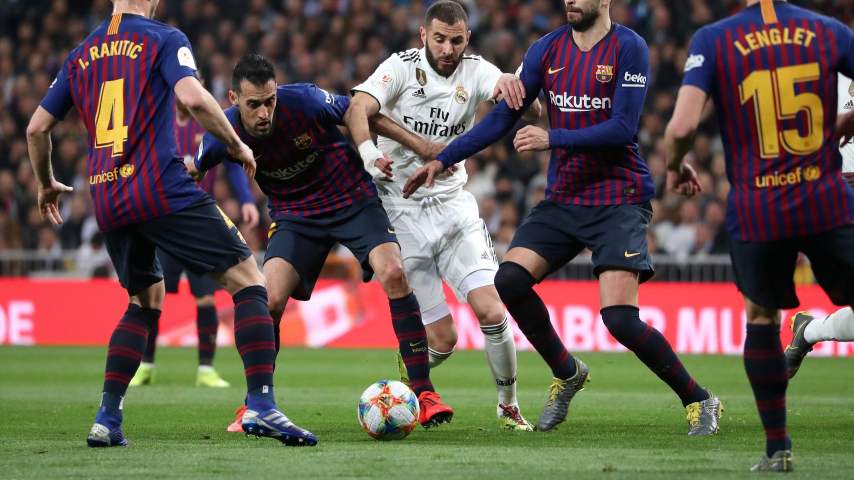 Karim Benzema intenta colarse dentro de la defensa del Barça