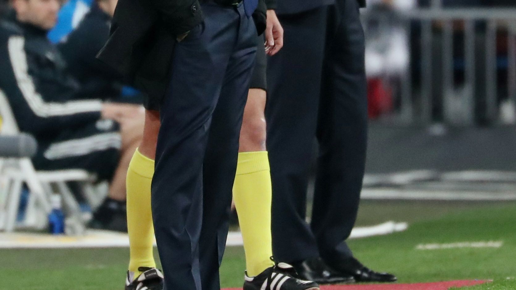 Valverde y Solari miran a sus jugadores desde la banda