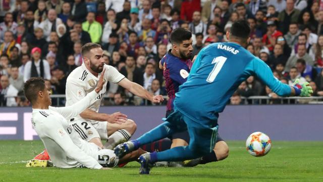 Carvajal y Varane intentan evitar el gol del Barça