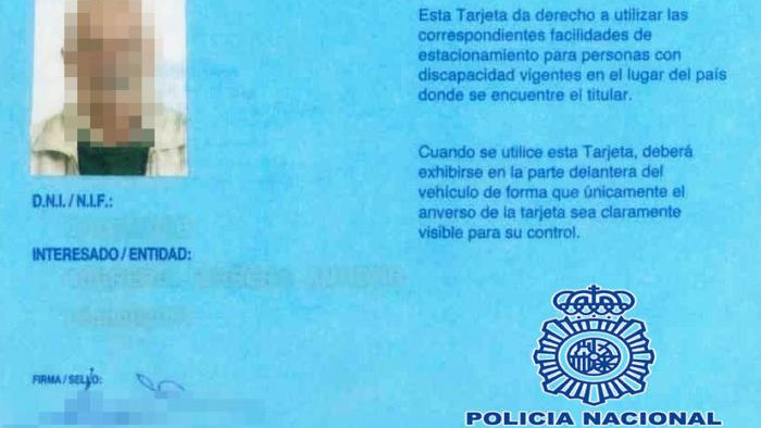 Tarjeta falsa requisada al hombre detenido. foto: Policía Nacional