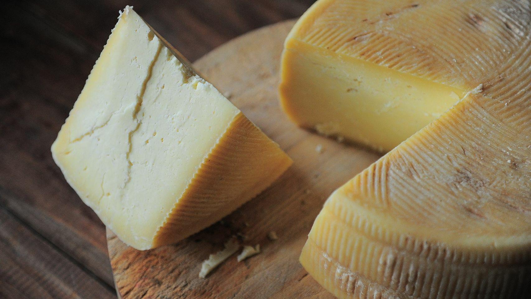 Queso con corteza natural.