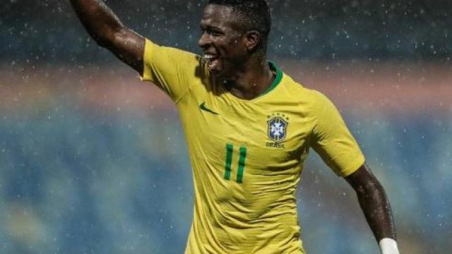 Vinicius disputa un encuentro con la selección de Brasil. Foto: Twitter (@vini11Oficial)