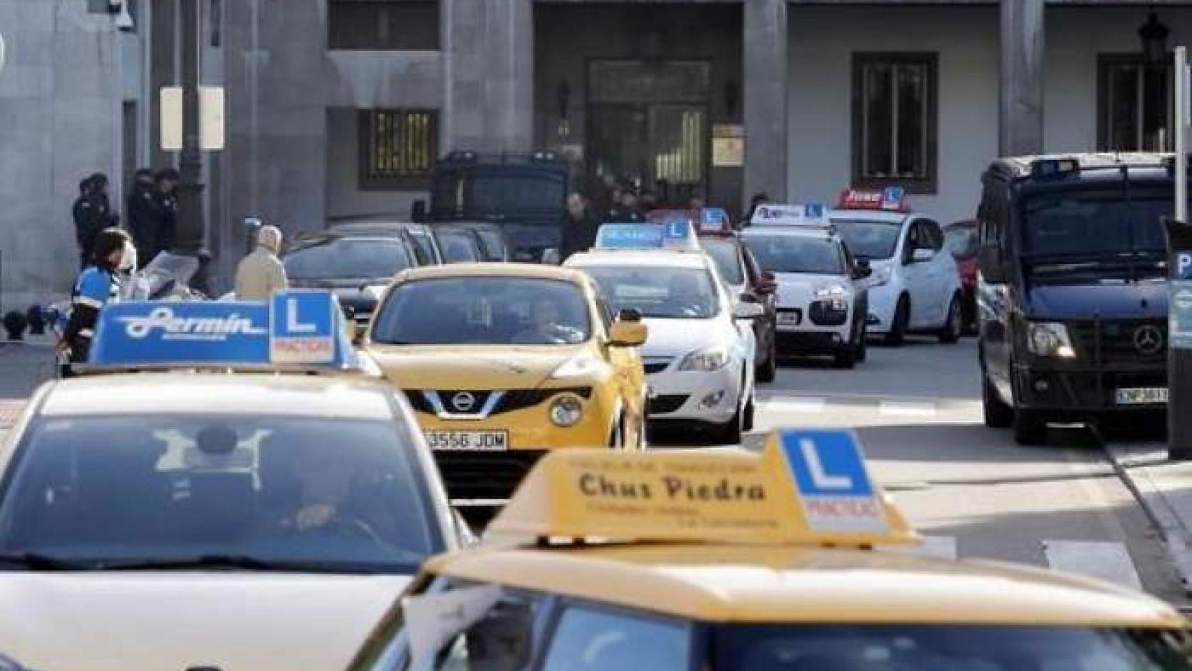 Coches de autoescuela saliendo de la Jefatura de Tráfico. Foto: Europa Press