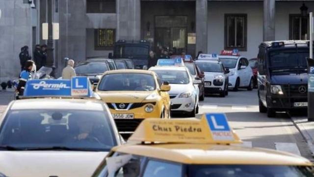 Coches de autoescuela saliendo de la Jefatura de Tráfico. Foto: Europa Press