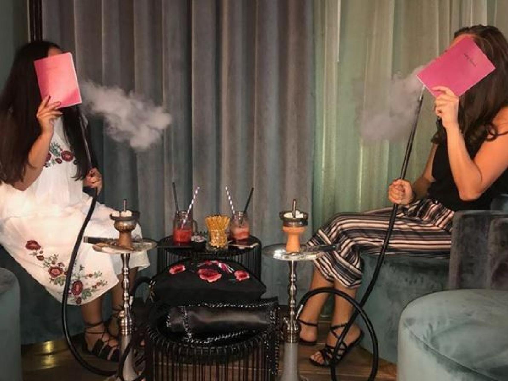 Clientas del Lady Hookah fuman en shisha.
