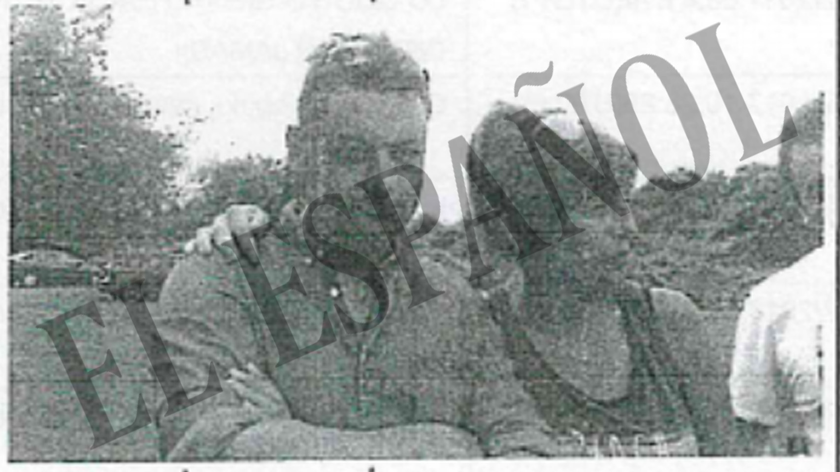 Ardines y su amante, Katia, en una fotografía que el marido le envía a esta, dolido al conocer la infidelidad.