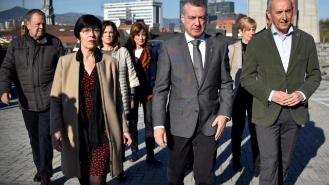 El lehendakari, Iñigo Urkullu (c), junto a varios consejeros, en la capilla ardiente de Xabier Arzalluz.
