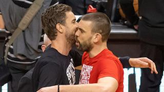 Pau y Marc Gasol en el partido entre los Spurs y los Raptors