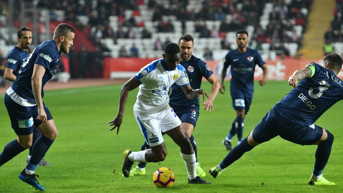 Un momento del partido entre el Ankaragücü y el Antalyaspor. Foto: Twitter (@Ankaragucu)