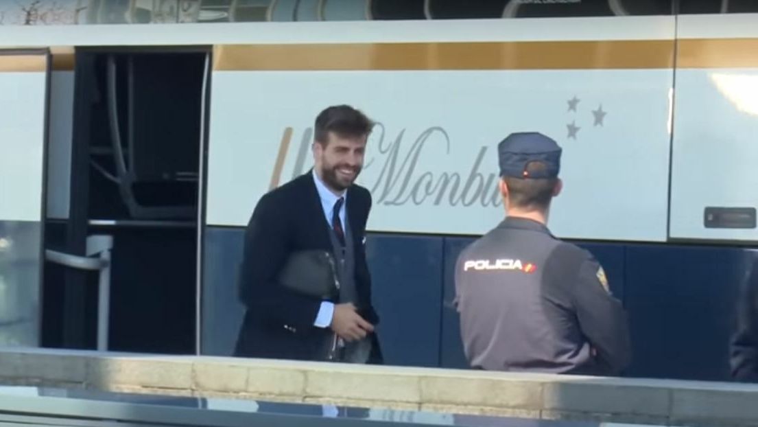 Piqué, recibido al grito de viva España en su llegada a Madrid