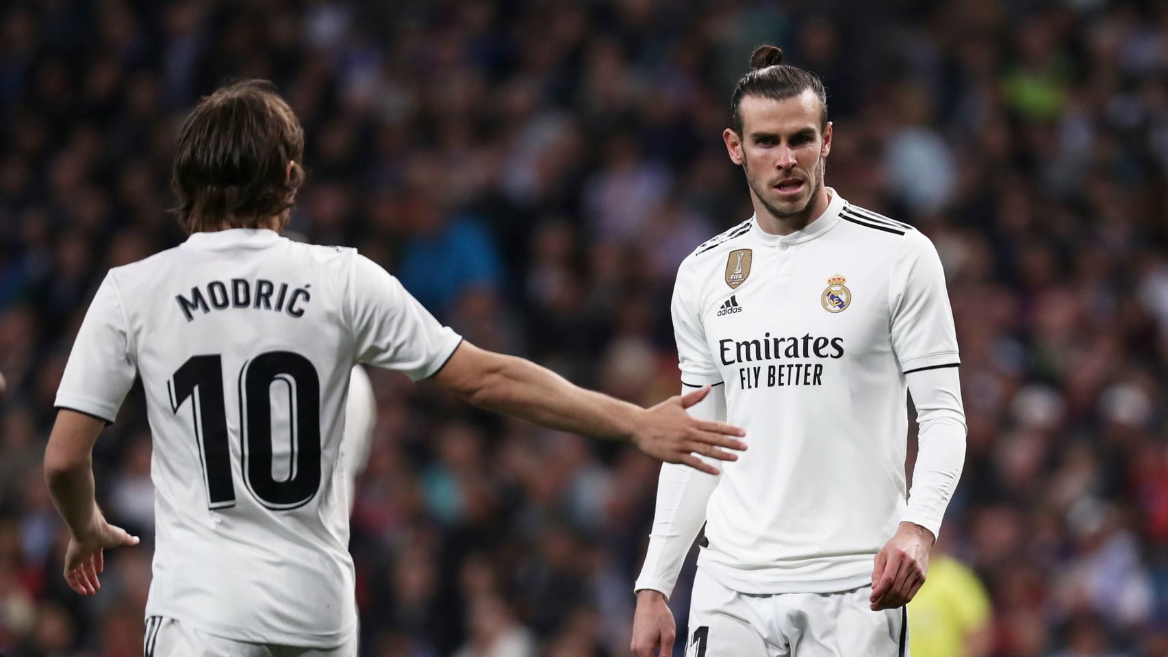 Modric anima a Gareth Bale antes de lanzar una falta