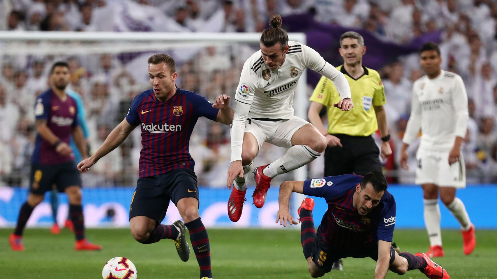 Gareth Bale, presionado por dos jugadores del FC Barcelona