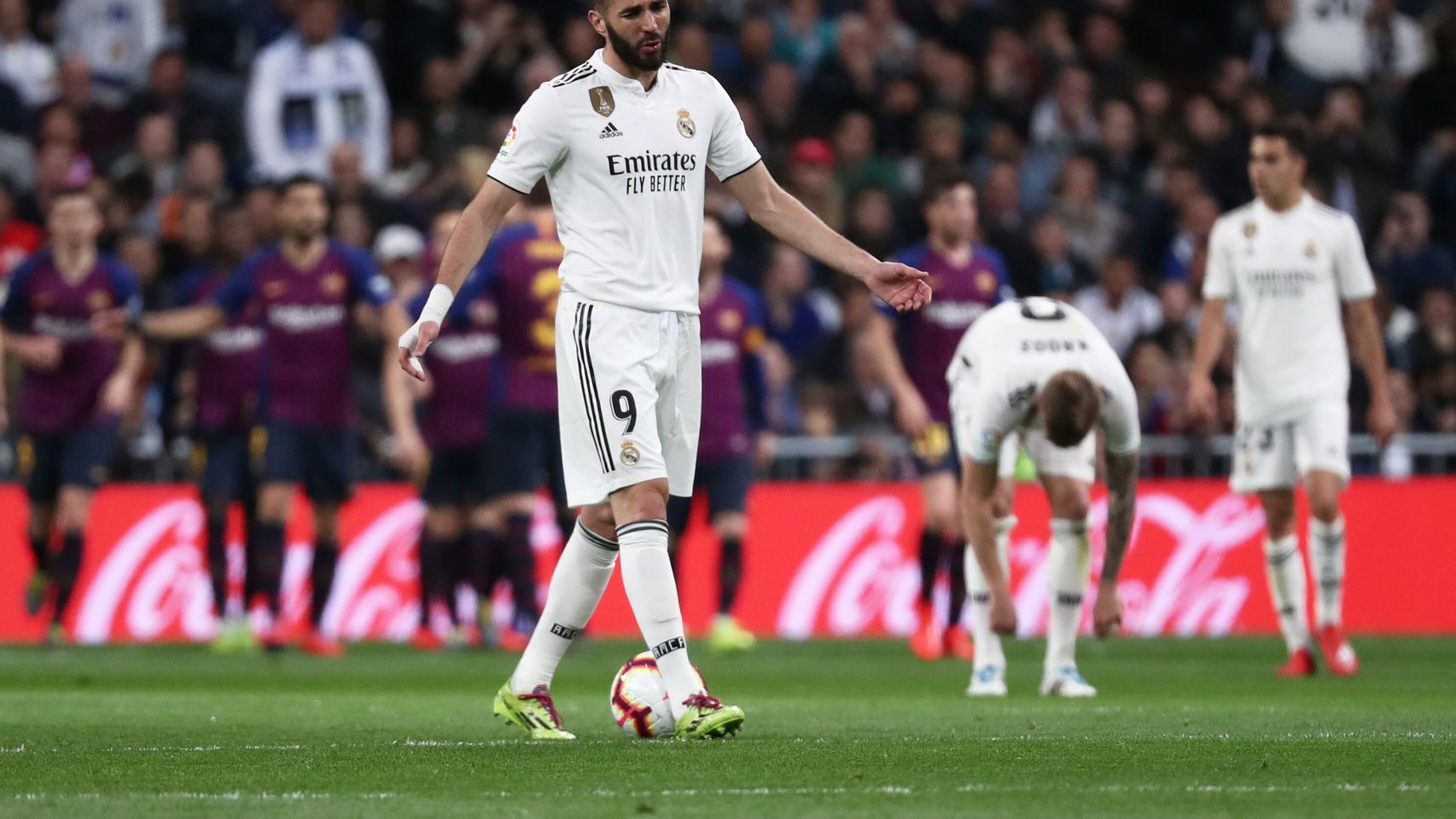 Los jugadores del Real Madrid se lamentan tras el gol del FC Barcelona