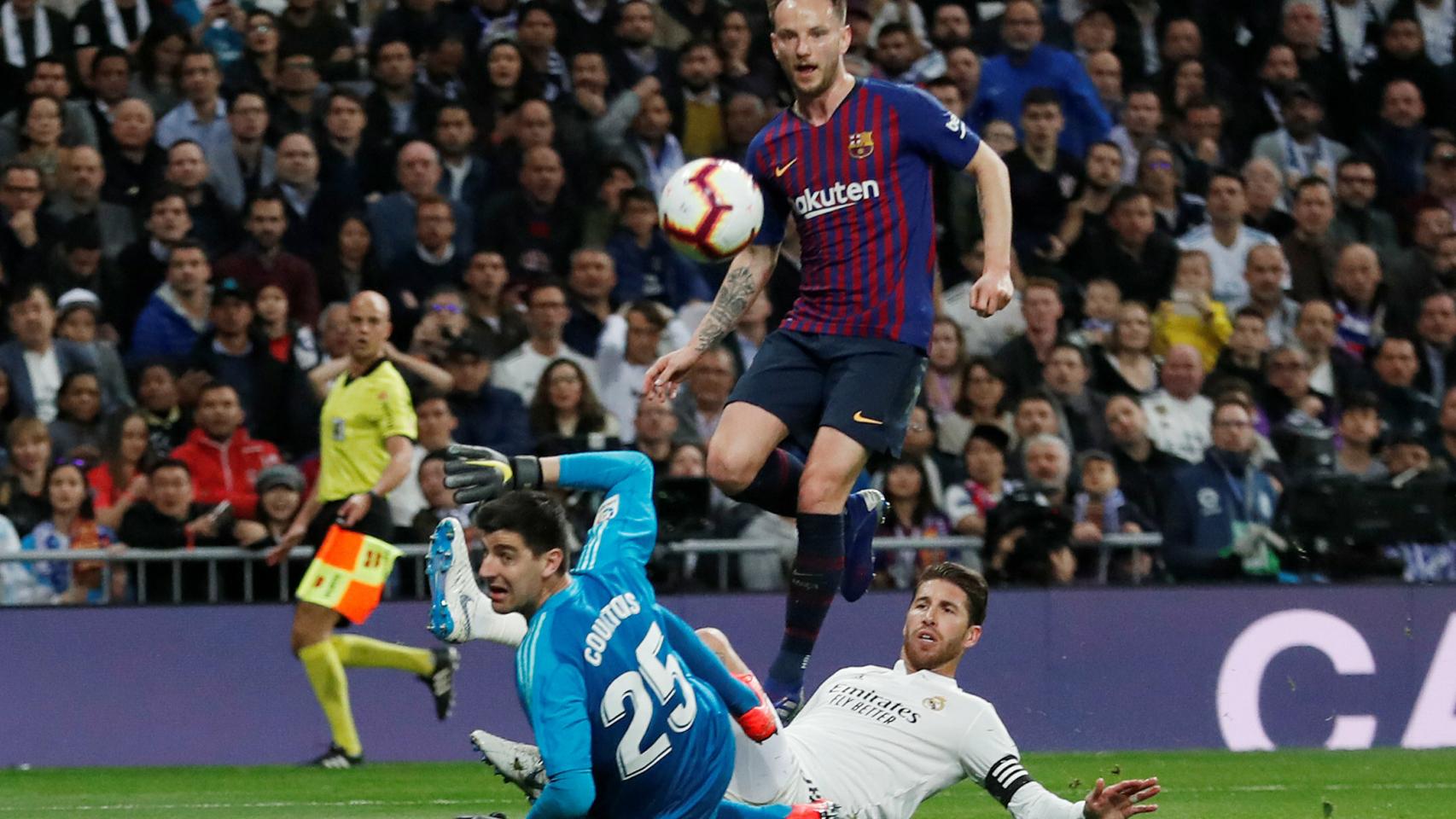 Rakitic supera a Courtois en un mano a mano para anotar el primer gol en El Clásico