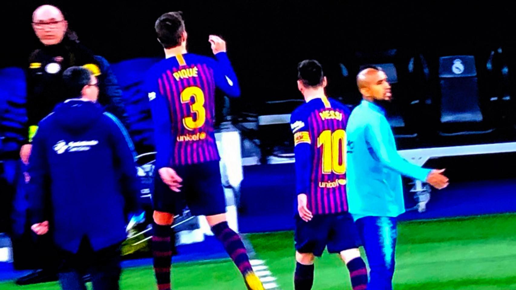 Gesto de Gerard Piqué a la grada del Santiago Bernabéu