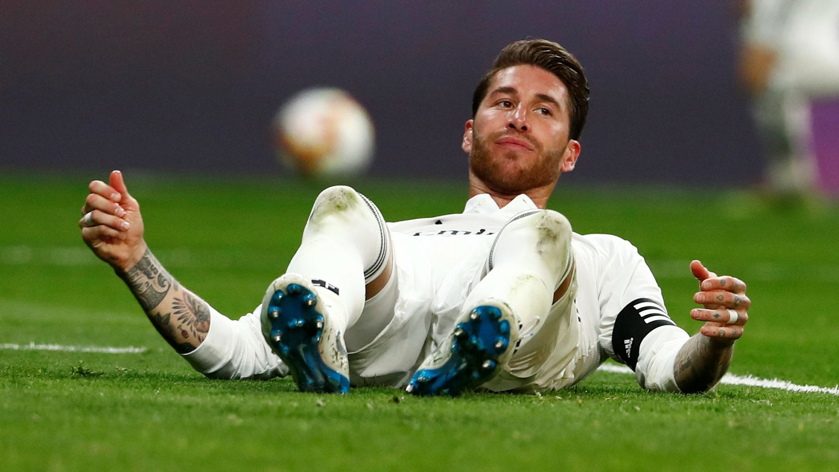 Sergio Ramos, en el césped del Santiago Bernabéu