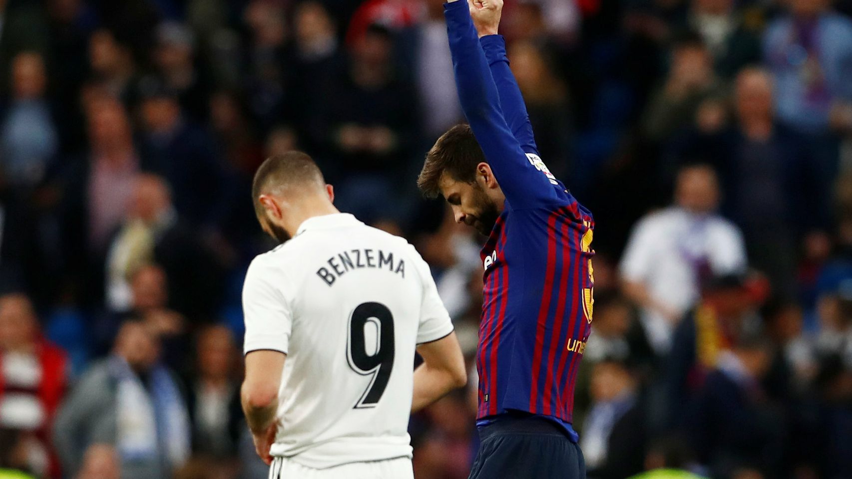Gerard Piqué levanta los brazos tras El Clásico