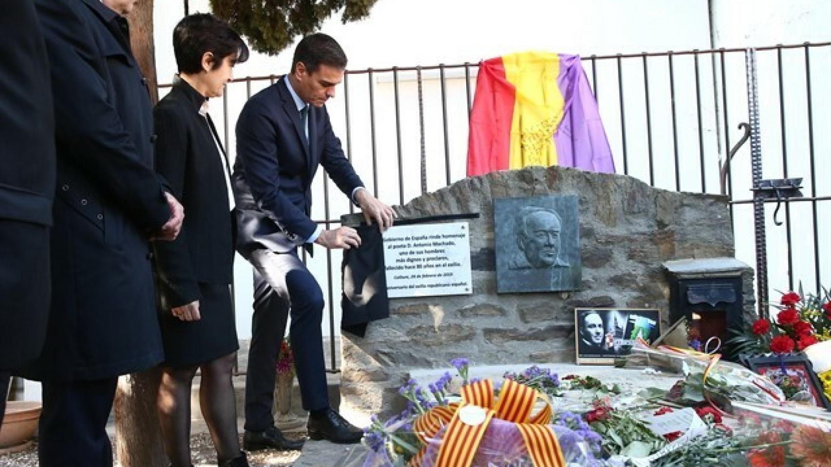 Pedro Sánchez coloca un lazo negro en la tumba del poeta Antonio Machado en Colliure, Francia (Archivo)