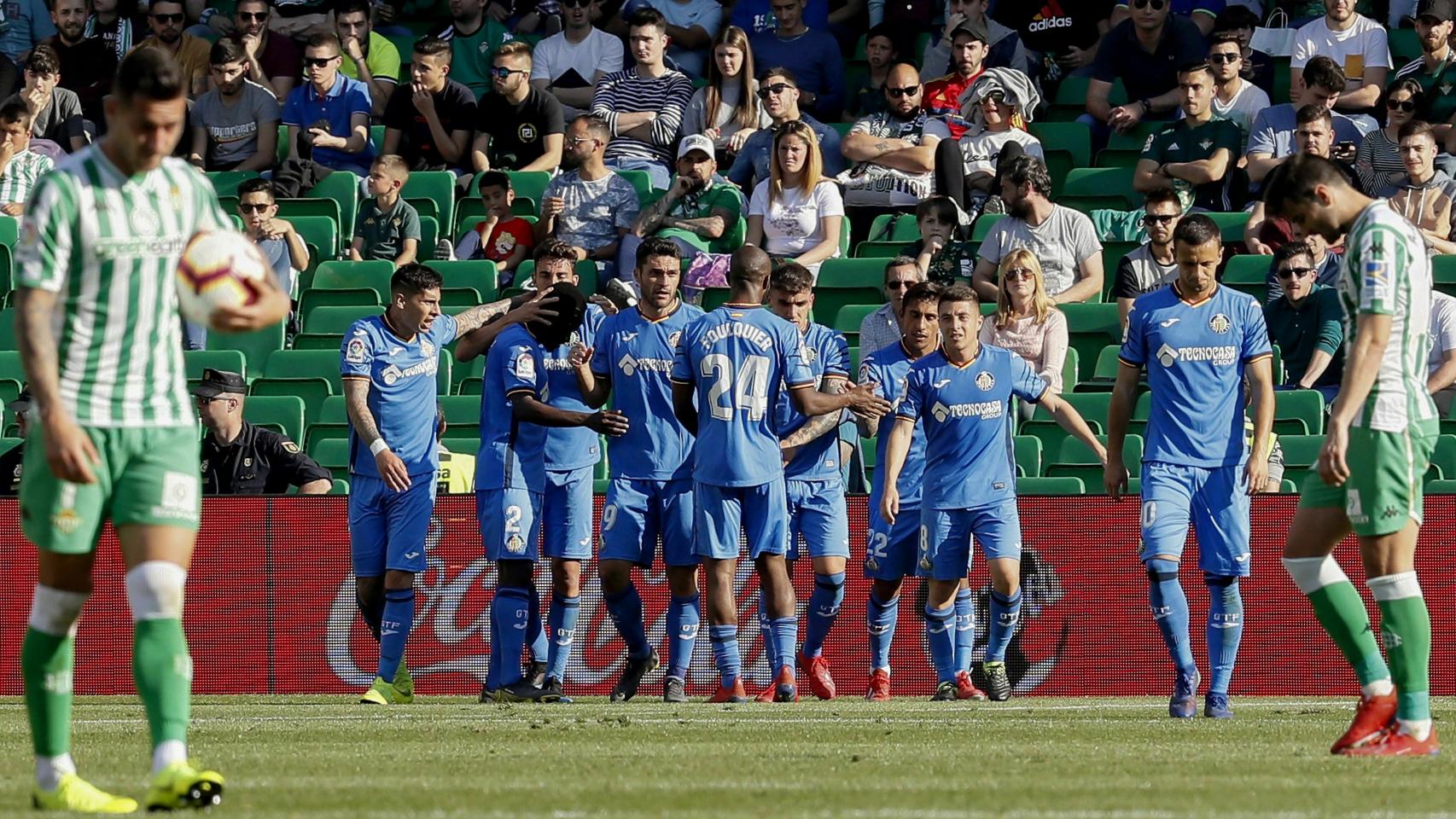 Los jugadores del Getafe celebran el gol de Jaime Mata ante el Betis en La Liga