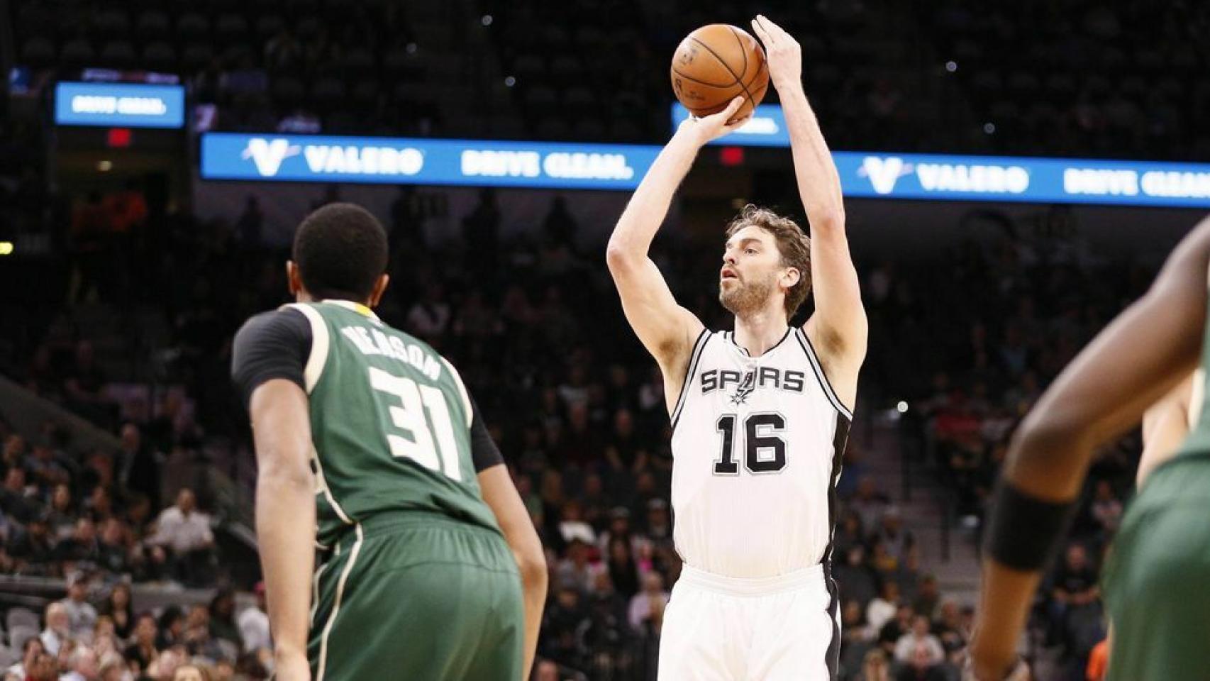 Pau Gasol durante un partido contra los Bucks