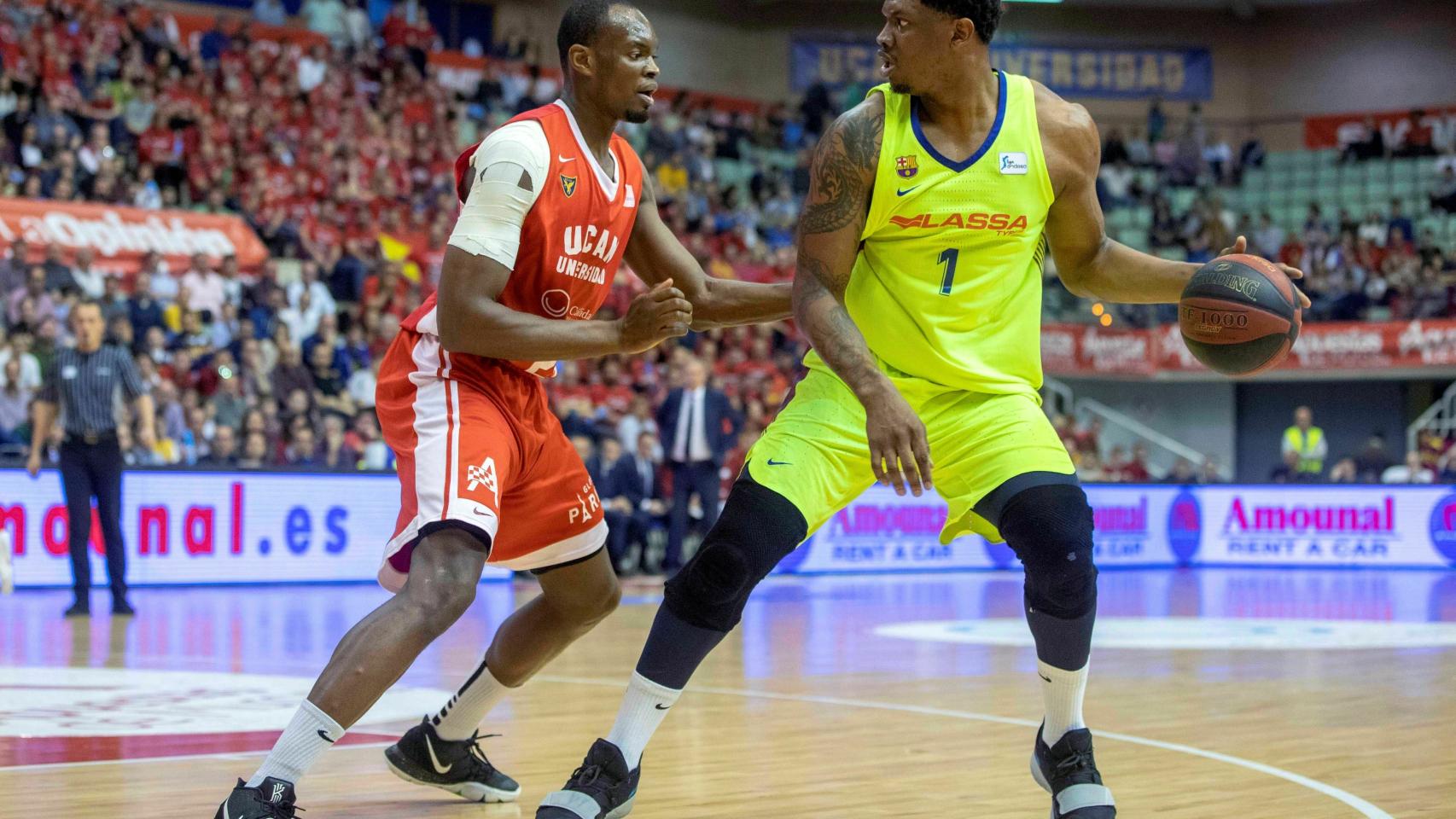 Kevin Seraphin controla el balón ante la presión de Kevin Tumba en el UCAM Murcia - Barcelona Lassa de la Liga ACB