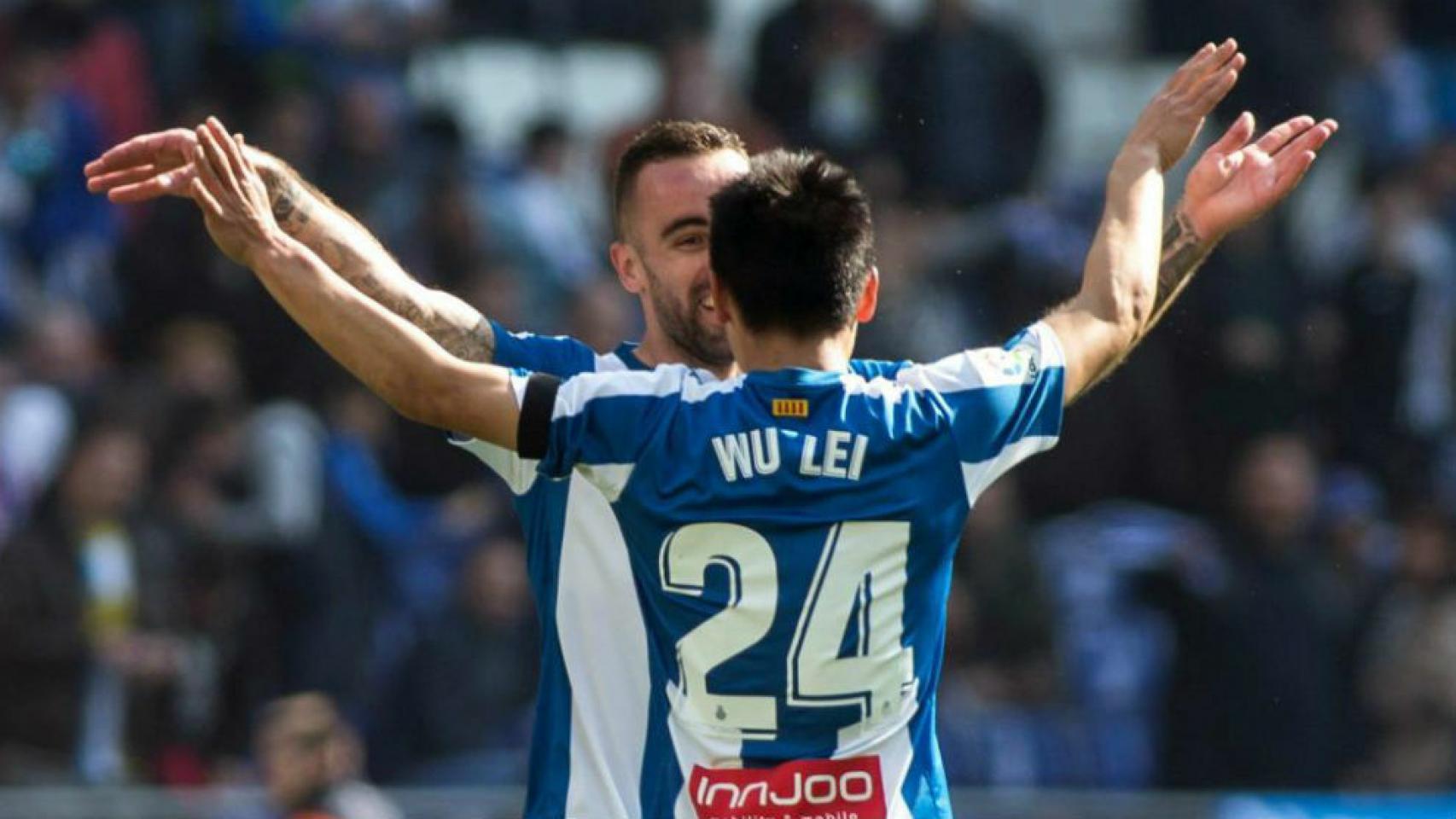 Wu Lei celebra el gol junto a Darder