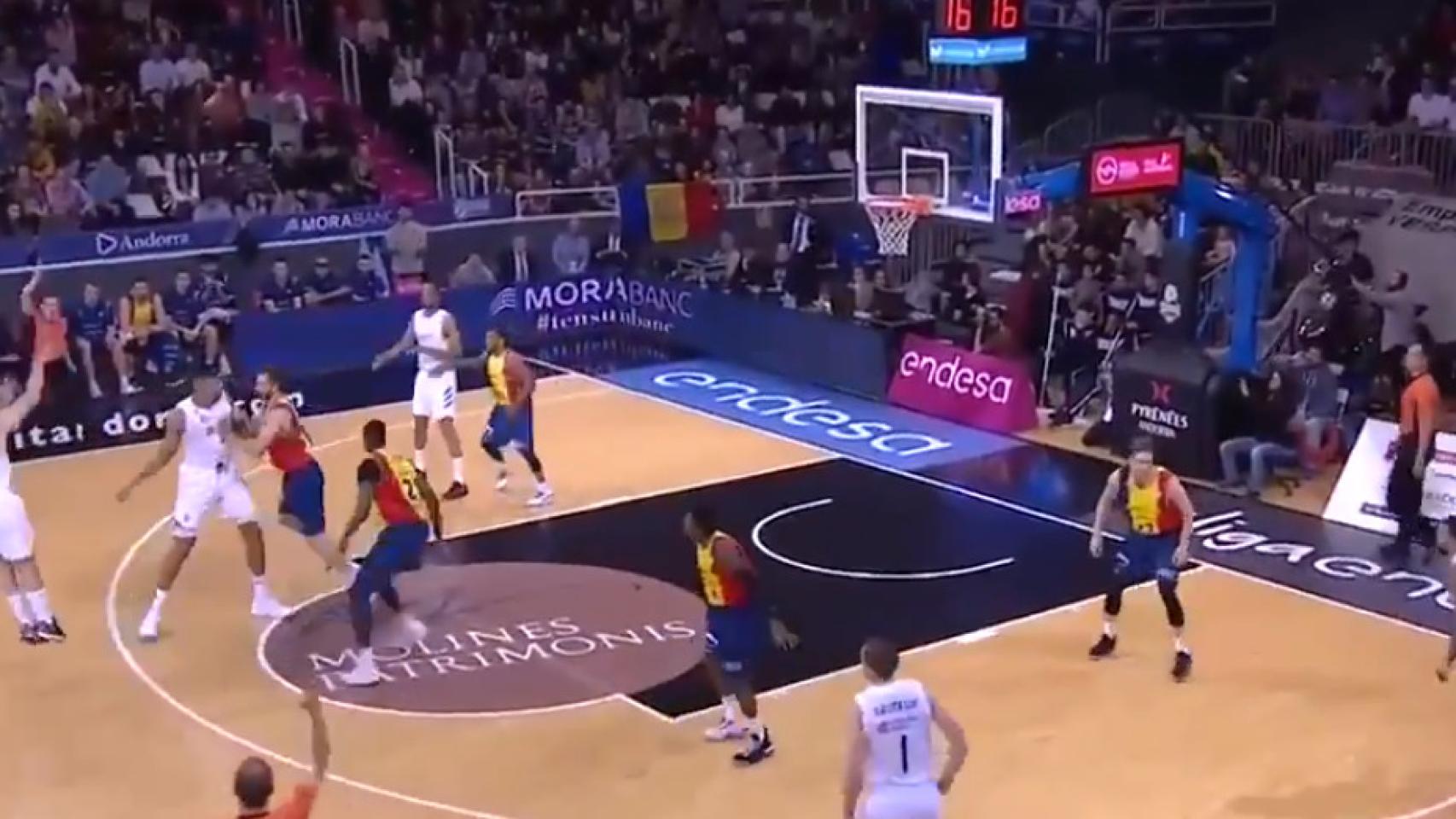 Llull intenta un triple contra el Andorra