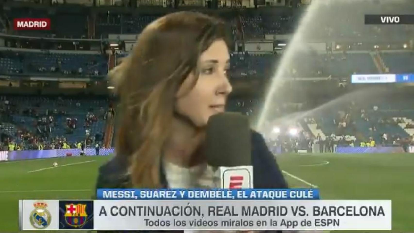 Gemma Soler recibe una ducha durante la previa de El Clásico