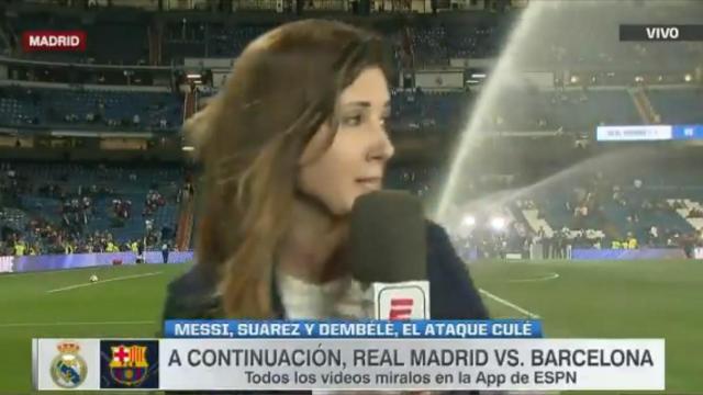 Gemma Soler recibe una ducha durante la previa de El Clásico