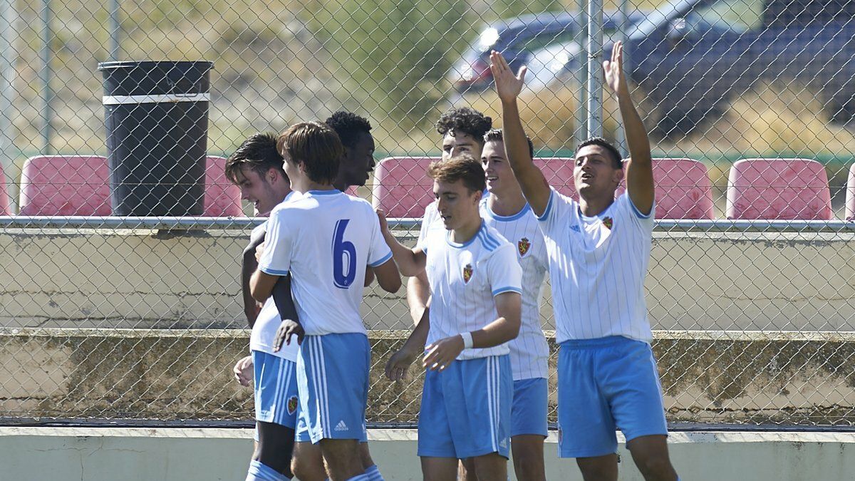 Los jugadores del juvenil del Real Zaragoza celebran un gol