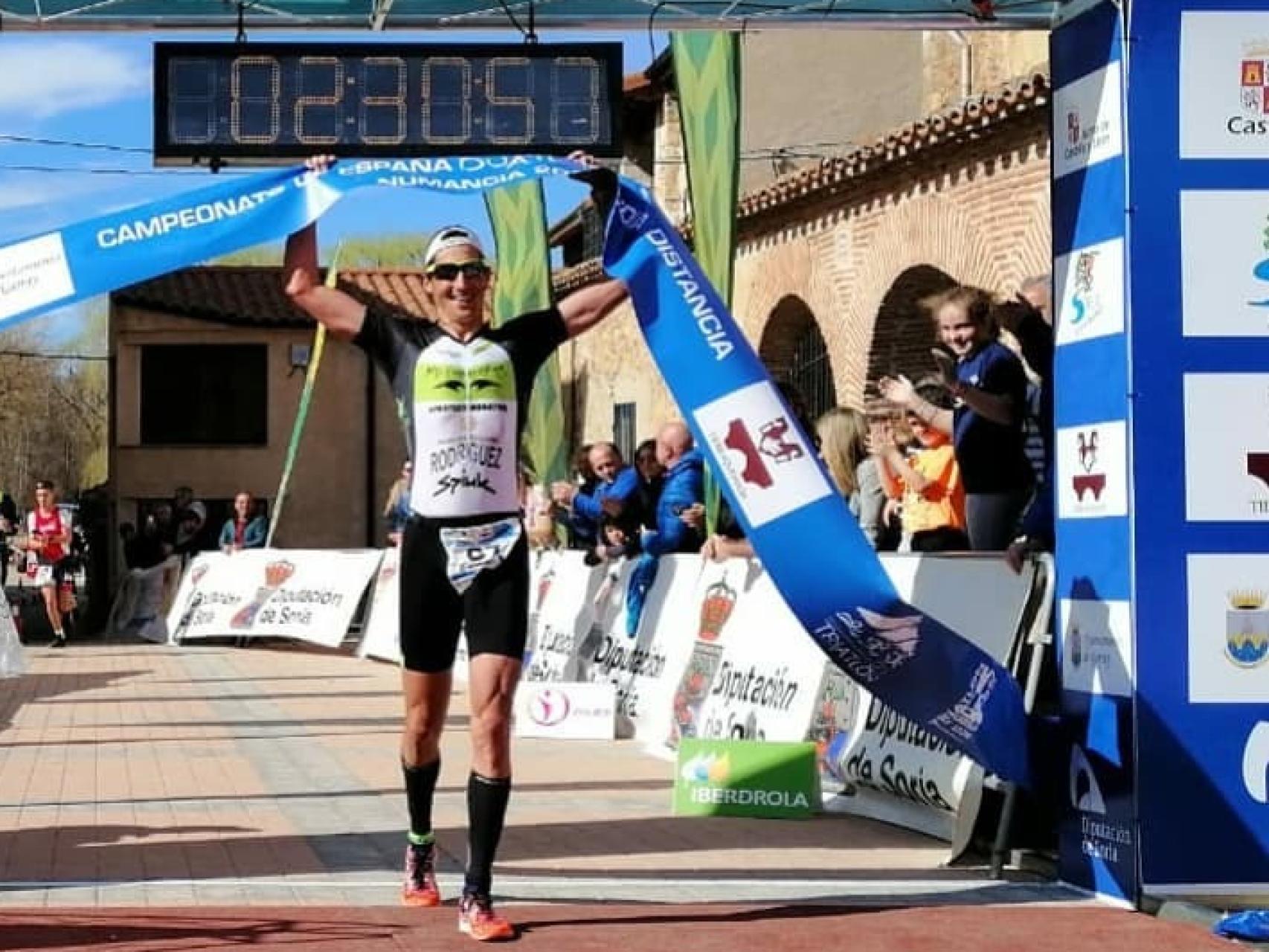 Gustavo Rodríguez cruzando la línea de meta. Foto: Instagram (@triatlonsp)