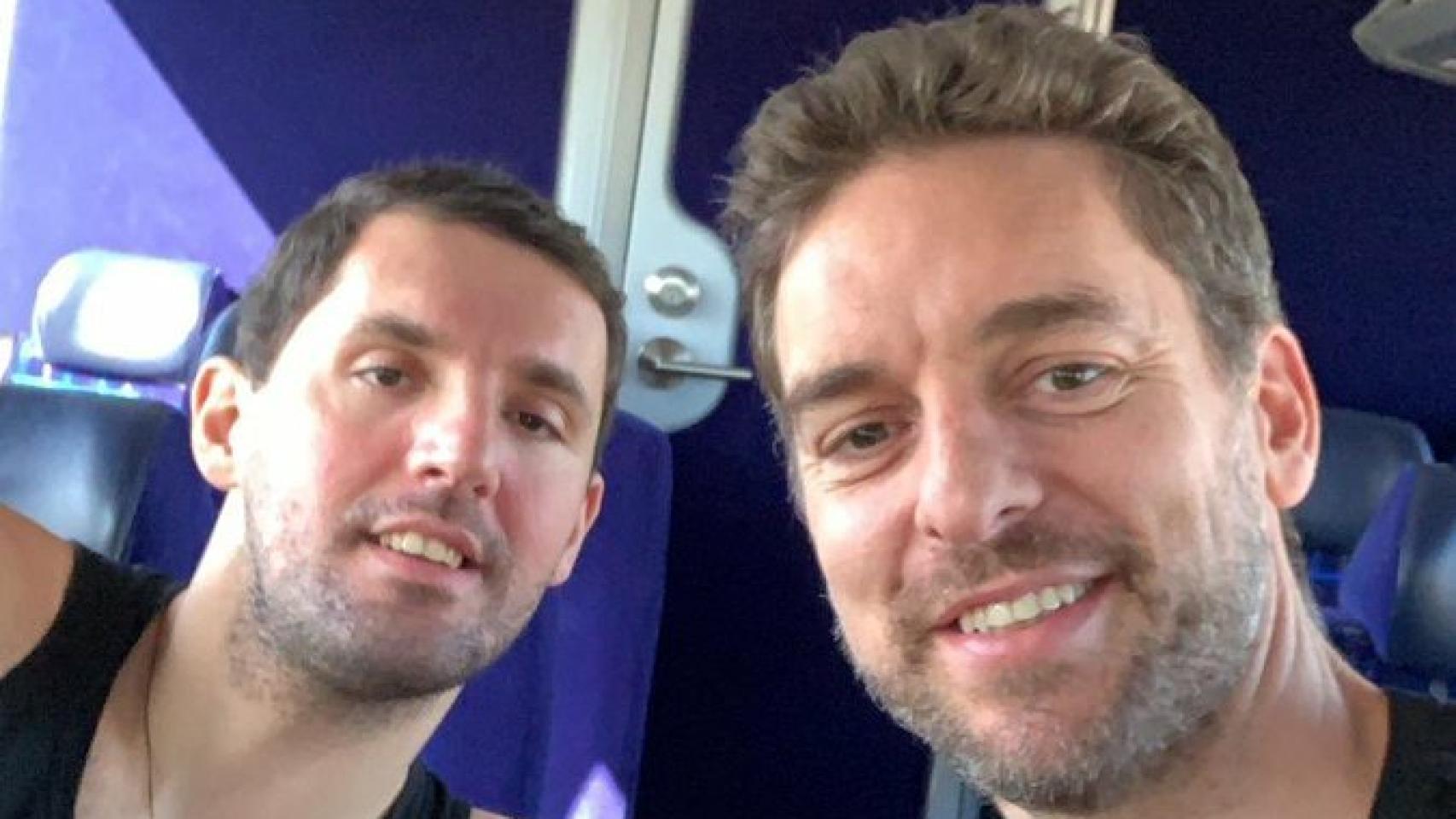 Mirotic y Pau Gasol en un avión. Foto: Twitter (@threekola)