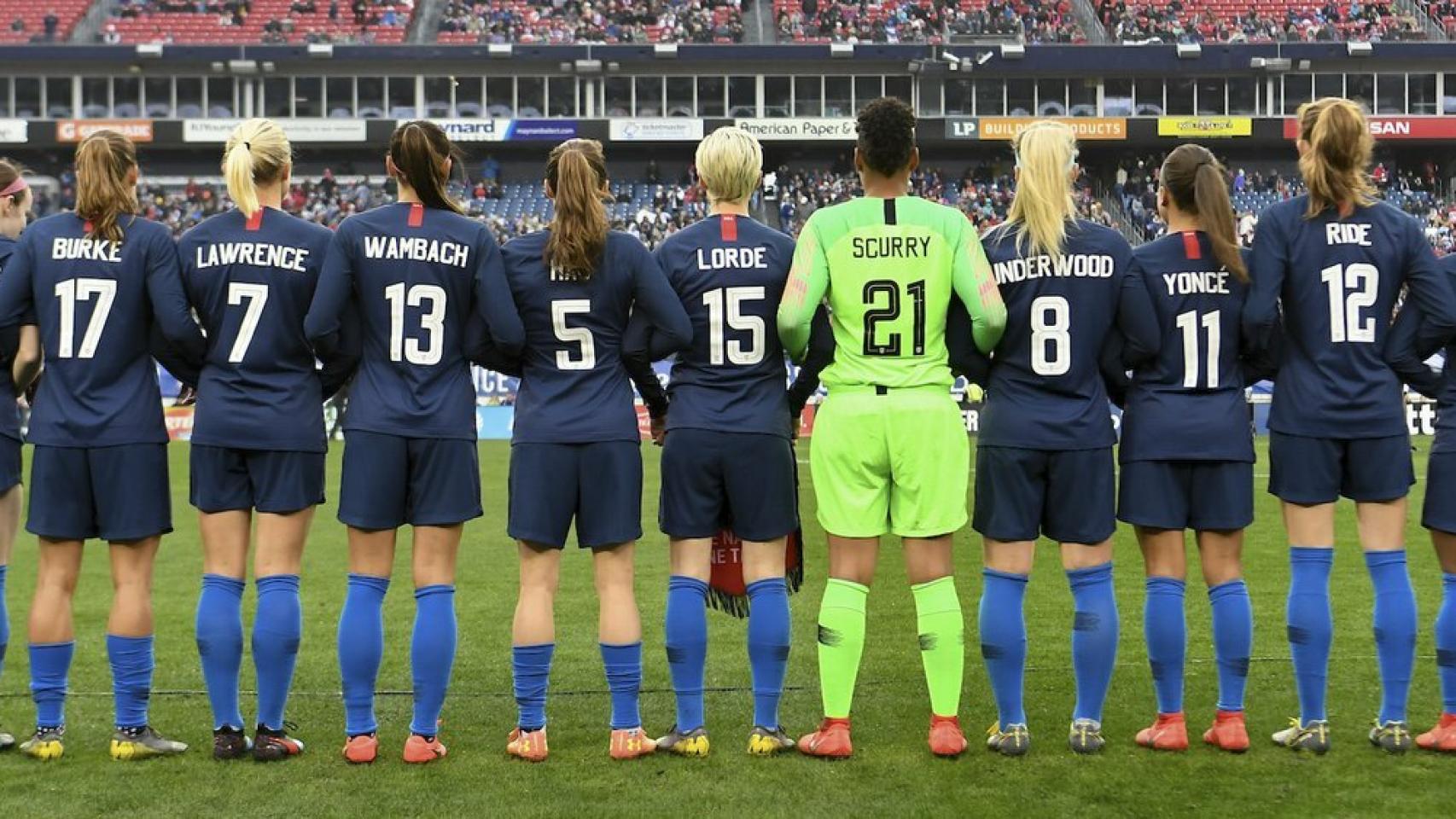 Las jugadoras de Estados Unidos posan con el nombre de mujeres influyentes