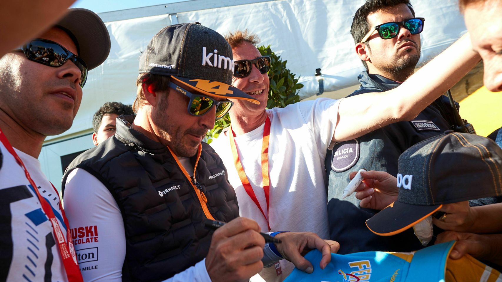 Fernando Alonso firmando autógrafos en Montmeló