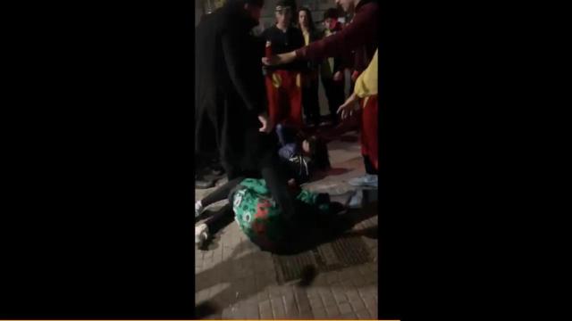 Momento de la agresión capturado por un testigo.